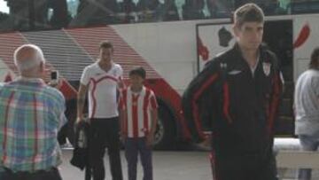 <b>AFICIÓN VOLCADA. </b>Numerosos seguidores fueron a la salida del Athletic a hacerse fotos con sus ídolos.