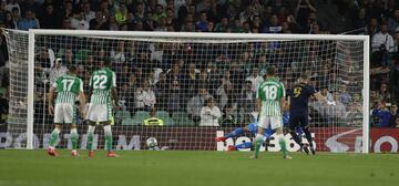 1-1. Karim Benzema marcó el primer gol de penalti.