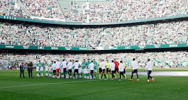 Los jugadores de ambos equipos se saludan antes del inicio del encuentro. 