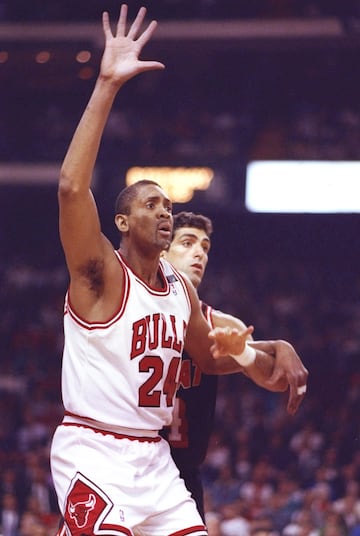 <b>- Años con Jordan:</b> 1988-1993<br> <b>- Estadísticas en temporada regular con Jordan:</b> 9,2 puntos, 5,5 rebotes y 1,5 asistencias.<br> <b>- Estadísticas en playoffs con Jordan:</b> 8,1 puntos, 5 rebotes y 1,8 asistencias.<br> <b>- Anillos con Jordan:</b> 3<br> <p>Cuando Jerry Krause traspasó a Charles Oakley por Bil Cartwright en verano de 1988, Michael Jordan no quedó nada contento. Venía de realizar titánicos esfuerzos en las dos últimas campañas, promediando 37 y 35 puntos por partido y juntando en esta última los premios de MVP de la temporada y Mejor Defensor por primera vez en la historia. Sin embargo, los Pistons habían acabado con ellos con un inapelable 4-1 y esas <i>Jordan Rules</i> que sacaban de quicio al escolta, que pensaba que Oakley era el único que le protegía de las malas artes del equipo de Chuck Daly. Por eso, le hizo la vida imposible a Cartwright al principio y éste aguantó, impasible, hasta convertirse en esencial con el ascenso de Phil Jackson a primer entrenador y demostrar un gran carácter en defensa, siendo el ancla de la <i>Doberman Defense</i> y un líder espiritual en el equipo. En 1991, los Bulls eliminaron a los Pistons tras caer ante ellos las tres últimas temporada, y el pívot promedió 10,15 puntos y 5,3 rebotes con un 60% en tiros de campo. Ahí se ganó definitivamente el respeto de Jordan y se estableció como uno de los pilares básicos de un equipo histórico.