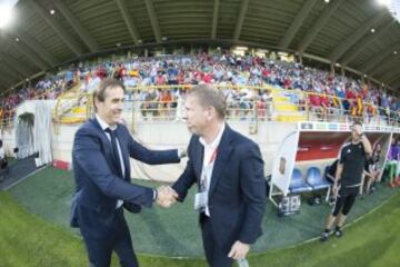 Lopetegui saluda a Pauritsch, entrenador de Liechtenstein.