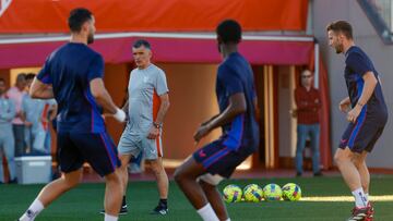 Mendilibar, en un entrenamiento del Sevilla.