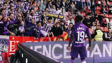 Amath celebra su gol al Sporting frente a la afición del Real Valladolid.