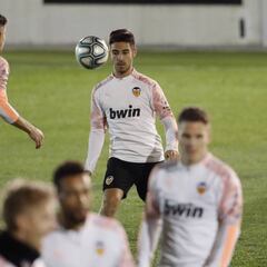 El Valencia inscribe a Javi Jiménez en la Champions para suplir a Garay