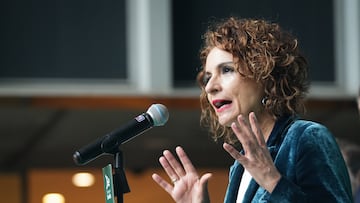 La vicepresidenta primera del Gobierno y ministra de Hacienda, María Jesús Montero, atiende a los medios, antes de presidir el acto de presentación del Plan EDIL de la provincia de Sevilla. A 30 de enero del 2026 en Sevilla. España. Los proyectos EDIL (Estrategia de Desarrollo Integrado Local de la UE) aprobados para la provincia de Sevilla supondrán una inversión de 127 millones de euros. Entre ellos, se encuentran las iniciativas presentadas por 10 ayuntamientos y dos programas impulsados por la propia Diputación para 17 municipios de la Sierra Sur.
30 ENERO 2026
María José López / Europa Press
30/01/2026