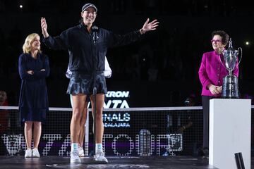 Otra de las imágenes más bonitas del año para el tenis español tuvo lugar en Guadalajara (México). En las semifinales de las WTA Finals, presente y futuro, representados por Garbiñe Muguruza y Paula Badosa, ofrecieron un bonito espectáculo a ambos lados de la red. En esa demostración de buena salud del tenis nacional se impuso la veteranía de la hispanovenezolana, que llegó pletórica de moral a una final donde también superó a Annet Kontaveit para proclamarse ‘Maestra’ por primera vez en su carrera. Otro sueño cumplido después de ser doble campeona de Grand Slam y número uno para confirmar que la mejor Garbiñe está de vuelta.