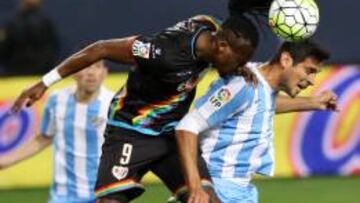 Manucho remata a portería, ante la oposición de un defensa del Málaga.