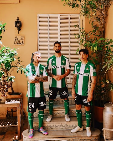 Hummel aparece por primera vez en la lista con un diseño no arriesgado. En la vuelta de los béticos a la Europa League, los heliopolitanos llevarán una equipación con cinco franjas, tres blancas y dos verdes.