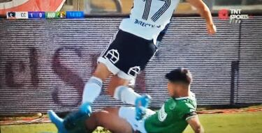 El VAR le cobra dos penales a Colo Colo en menos de 10 minutos