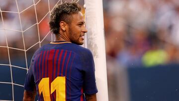 Neymar se vuelve a alejar al iniciar su padre una subasta