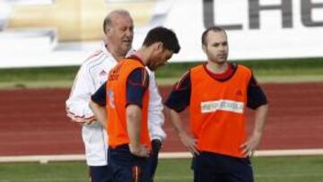 Xabi Alonso se retiró del entreno e Iniesta trabajó al margen