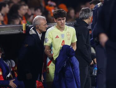 El defensa central de la selección española se retira con molestias en su tobillo derecho. El debutante Dejan Huijsen entra por el canterano azulgrana.