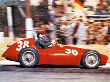 En España sumó una de las tres victorias que tiene en su palmarés, las otras dos fueron en Francia. Se llevó el triunfo en 1954 con Ferrari en la segunda y última ocasión que se disputó en Pedralbes.