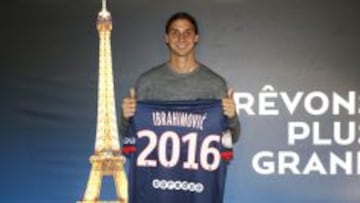 Ibrahimovic, tras firmar su &uacute;ltimo contrato.