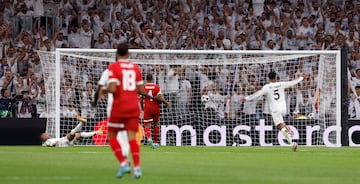 1-0. Carrera por la banda derecha de Rodrygo, se adentra en el área y asiste para el astro francés que marca a placer su primer tanto en Champions con el conjunto blanco.