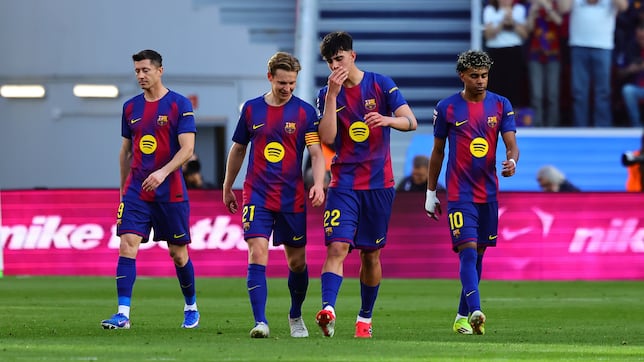 Marc Bernal y Frenkie de Jong conversando después de un gol del Barça.