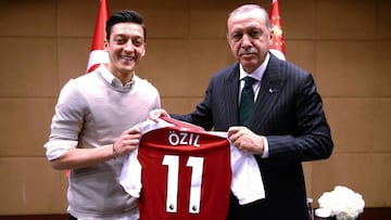 Mesut &Ouml;zil posa junto a Erdogan en lo que ha sido una imagen pol&eacute;mica en su pa&iacute;s.