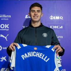 Panichelli ya corre por Ibaia y toca balón