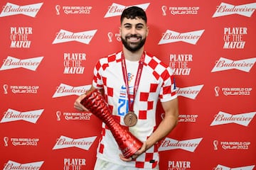 Josko Gvardiol de Croacia, con su medalla de tercer puesto ycon el premio Budweiser jugador del partido.