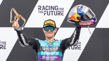 Spielberg (Austria), 18/08/2024.- Winner David Alonso (Colombia) during the winner ceremony for the Moto3 race of the MotoGP of Austria at the Red Bull Ring in Spielberg, Austria, on August 18, 2024. (Motociclismo, Ciclismo) EFE/EPA/EXPA/JOHANN GRODER