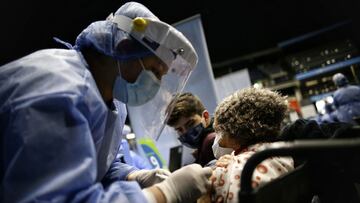 Personal de la salud realiza jornada de vacunación contra el COVID-19.