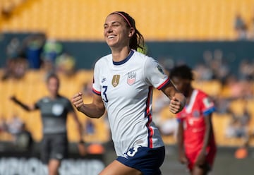 Alex Morgan festeja un gol en el Premundial Femenino de Concacaf.