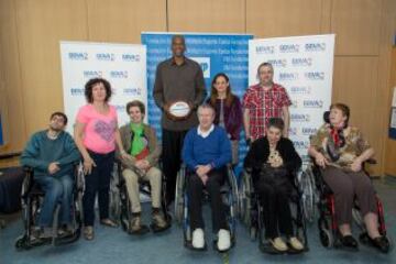 Robert Parish, exjugador y mito de los Boston Celtics, y Yolanda Martinez, directora comercial de la territorial norte de BBVA, estuvieron con afectados por la esclerosis múltiple. La Fundación Vasca de esa enfermedad recibió calurosamente al evento NBA3X.