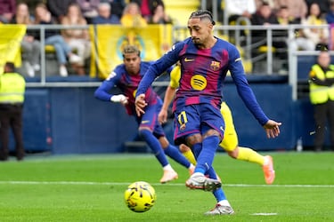 Raphinha marca el 0-1 de penalti al Villarreal. 