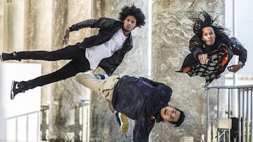 ROME, ITALY - NOVEMBER 12:  (EDITORIAL USE ONLY) In this handout image provided by Red Bull, Dancers &quot;Les Twins&quot; Larry (L) and Laurent (R) Bourgeois of France and B-Boy Hongyul &quot;Hong 10&quot; Kim (C) of Korea pose for a photo at Spazio Novevcento prior to this weekend&#039;s Red Bull BC One breakdancing world final on November 11, 2015 in Rome, Italy. (Photo by Dean Treml/Red Bull via Getty Images)  BREAKDANCE 
 PUBLICADA 22/02/19 NA MA33 4COL