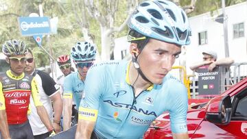 Pello Bilbao se prepara para tomar la salida de una etapa en el Giro de Italia.