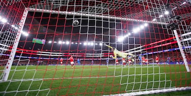 0-1. Recibe Vinicius de Mbappé en el costado izquierdo, encara a su marca, traza la diagonal hacia dentro del área y saca un latigazo con la derecha para mandar el balón a la escuadra de la portería del Benfica. Imparable parra Anatoliy Trubin.