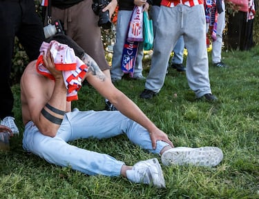 Cargas policiales contra algunos aficionados en las inmediaciones del estadio.