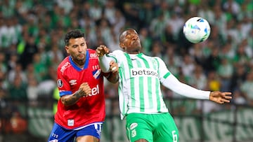 AMDEP4726. MEDELLÍN (COLOMBIA), 02/04/2025.- Andrés Román (d) de Atlético Nacional disputa un balón con Gabriel Báez de Nacional este miércoles, en un partido de la fase de grupos de la Copa Libertadores entre Atlético Nacional y Nacional de Uruguay en el estadioAtanasio Girardot en Medellín (Colombia). EFE/ STR