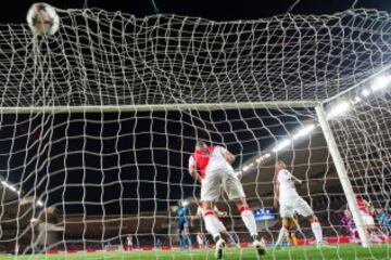 0-1. Olivier Giroud anotó el primer tanto.