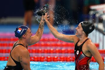 La nadadora canadiense, Aurelie Rivard, gana la medalla de oro en los 400 metros libres S10. En la imagen, celebra el triunfo en la final con la francesa Elodie Lorandi.