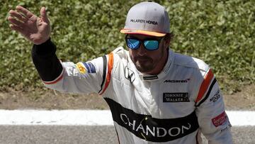 Fernando Alonso saluda en Montmel&oacute;.