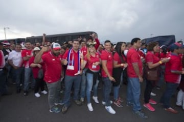 Varios aficionados de Costa Rica se dieron cita al Coloso de Santa Úrsula para presenciar el duelo eliminatorio entre el tricolor y los ticos.