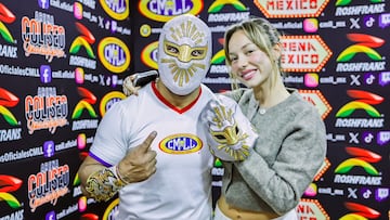 Místico y Ester Expósito posan en la sala de reuniones del CMLL.