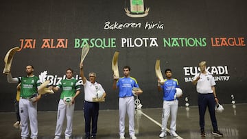 GERNIKA (BIZKAIA), 05/06/2025.- Los jugadores de Euzkadi (i) y España, antes del encuentro de la cuarta jornada de la I Liga de Naciones de cesta punta en frontón de 54 metros, este jueves en Gernika. EFE/Luis Tejido