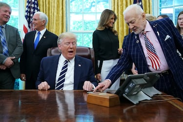 El astronauta del Apolo 11, el segundo hombre en pisar la Luna, anunció en X que apoyará a Donald Trump: "Para mí, para el futuro de nuestro país, para hacer frente a enormes desafíos, y por los logros políticos demostrados anteriormente, creo que lo mejor para nosotros es votar a Donald Trump. Le apoyo incondicionalmente en su candidatura a la Presidencia de Estados Unidos. Buena suerte al presidente Trump y que Dios bendiga a los Estados Unidos de América".