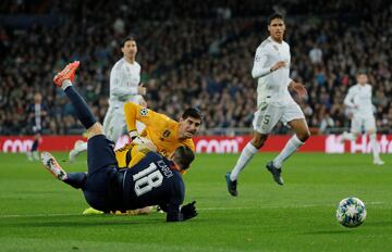 La jugada del VAR. El ¨¢rbitro Artur Dias pit¨® penalti en esta jugada entre Mauro Icardi y Thibaut Courtois.
