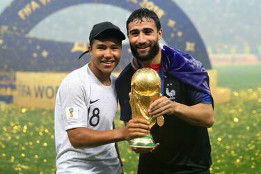 En el verano de 2018 Nabil Fekir era toda una superestrella, venía de hacer una temporada escandalosa en el Olympique de Lyon y de ganar, junto a la selección francesa, el mundial de Rusia 2018. Ante estos números, el Liverpool, que venía de perder la final de la Champions ante el Real Madrid, decidió hacerse con el francés para reforzar el ataque del equipo de Klopp. El jugador lionés viajó a Liverpool y posó con la camiseta red, con todo preparado para que se cerrase el fichaje por 65 millones de euros. Cuando todo parecía cerrado el acuerdo se cayó. En primer lugar, los médicos de Anfield determinaron que Fekir, que se había roto el cruzado en 2015, arrastraba problemas de rodilla. Por otro lado, el acuerdo se vio entorpecido por diferentes intermediarios que exigían mejores condiciones económicas. Finalmente, tras permanecer un año más en Lyon, Fekir salió en dirección a Sevilla, donde se convirtió en ídolo y referente del Real Betis Balompié. 
