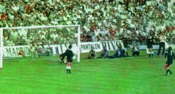 La primera Copa de S.M. El Rey se la llevó el Betis en una disputadísima final ante el Athletic. El partido, que había acabado empate a uno en los 90 minutos, volvió a igualarse con otros dos goles de ambos equipos al final de la prórroga, lo que llevó al tí­tulo a decidirse en los penaltis. Nada menos que dos rondas, en las que hasta los porteros tuvieron que chutar. Irí­bar no pudo detener el lanzamiento de Esnaola, todo lo contrario que le sucedió al portero bético, que sí­ fue capaz de parar el lanzamiento de IrÃbar. Ganó la portería béica, ganó el Betis.
En la imagen, Iríbar falla su penalti, que para Esnaola.