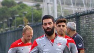 INTEGRADO. Arda trabaja ayer con total normalidad en la concentración en Dinamarca.