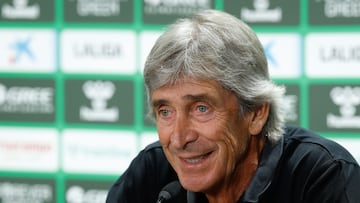 SEVILLA, 28/08/2024.- El entrenador del Betis, el chileno Manuel Pellegrini, ofrece una rueda de prensa este miércoles en Sevilla, en la víspera al partido de vuelta de la ronda previa de la Liga Conferencia ante el Kryvbas ucraniano. EFE/ Julio Muñoz
