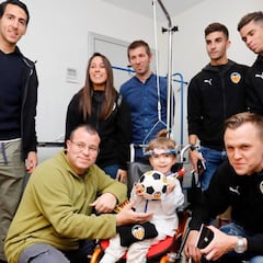 El Valencia transforma sus camisetas en batas de hospital