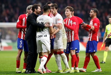 Hernández Hernández pitó el final del encuentro pero las rencillas entre los jugadores de los dos equipos todavía estaban vivas. Una colleja de Yuri Berchiche a Koke lo originó todo. Tras ello De Paul reaccionó y el defensor del Athletic le denominó "bocachancla".  Posteriormente jugadores de ambos conjuntos se unieron a la tangana, incluido Simeone que se encaró con algunos jugadores del conjunto vasco.