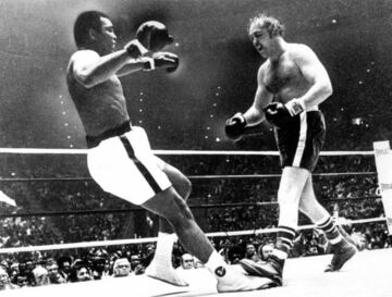 Chuck Wepner tumba a Mohammed Ali con un golpe en el pecho... y la ayuda de un pisotón.