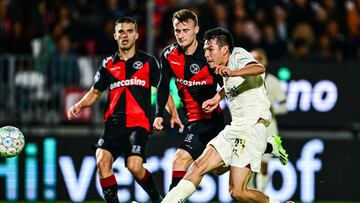 Almere (Netherlands), 23/09/2023.- Hirving Lozano of PSV Eindhoven scores the 0-2 lead during the Dutch Eredivisie match between Almere City FC and PSV Eindhoven at the Almere City FC Stadium in Almere, Netherlands, 23 September 2023. (Países Bajos; Holanda) EFE/EPA/OLAF KRAAK
