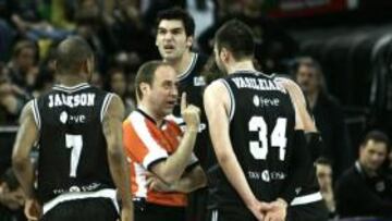 Vasileiadis protesta a un árbitro.